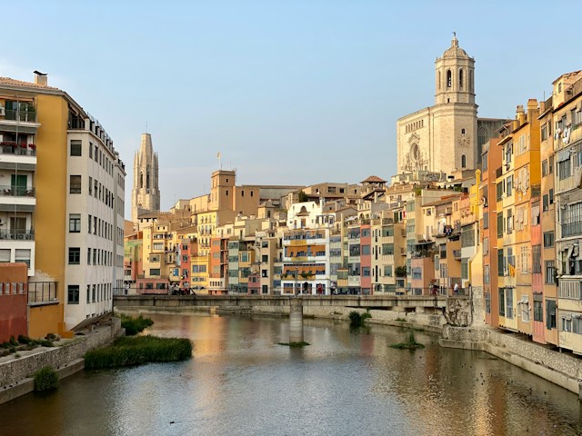 Casas de colores del río Onyar y catedral de Girona